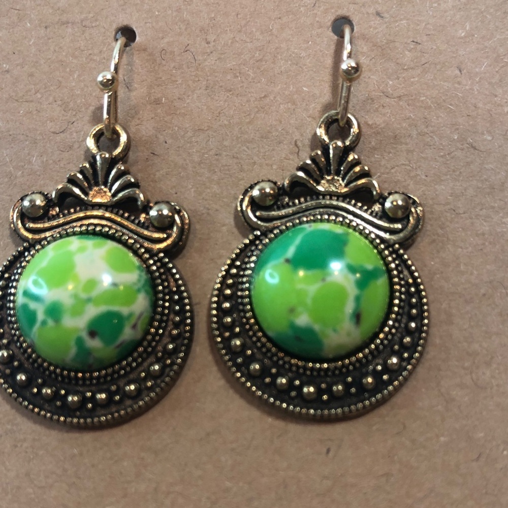 NEW Elegant Vintage-inspired Green Gold tone Dangle Earrings